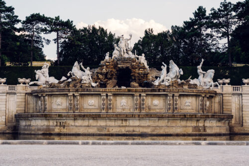 Vista laterale della fontana di Nettuno nei giardini del Palazzo di Schönbrunn.