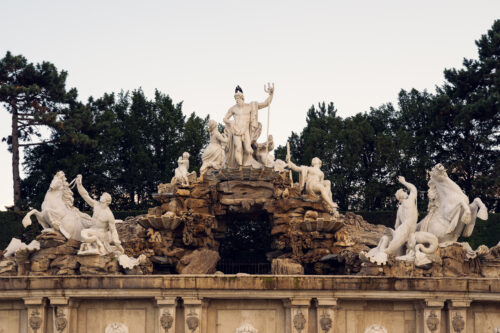 Primo piano del gruppo scultoreo di Nettuno alla fontana di Nettuno nei giardini di Schönbrunn.
