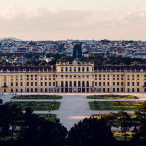 Panoramablick bei Tageslicht von der Terrasse der Gloriette, mit Blick auf Schloss Schönbrunn und Wien Panorama.