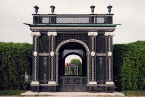 Giardini del Palazzo di Schönbrunn con prati curati e sentieri per passeggiare.