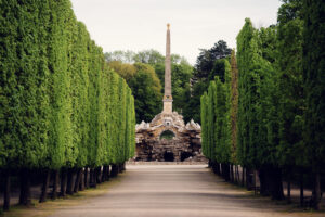 Fontana dell'Obelisco nel parco di Schönbrunn con monumento in stile egizio e giochi d'acqua.