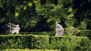 Sculture classiche in pietra nei giardini del Palazzo di Schönbrunn.