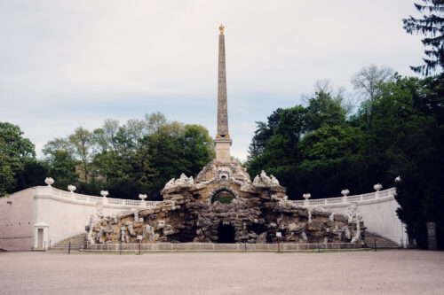 Fontana dell'Obelisco a Schönbrunn con monumento in stile egizio e giochi d'acqua.