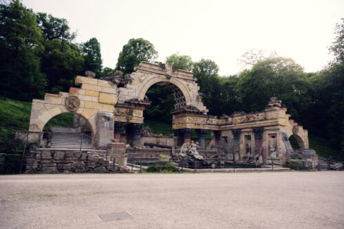 Fontana delle Rovine romane con figure classiche nei giardini del Palazzo di Schönbrunn.