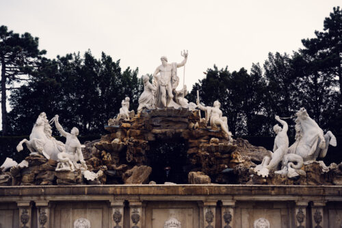 Gruppo scultoreo centrale della fontana di Nettuno con Tritoni e cavalli nei giardini di Schönbrunn.