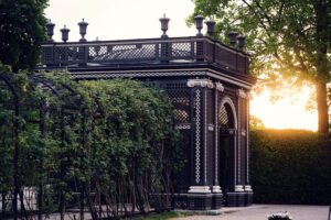 Prati verdi del parco di Schönbrunn in estate.