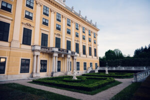 Facciata ovest del Palazzo di Schönbrunn con i giardini in primo piano.