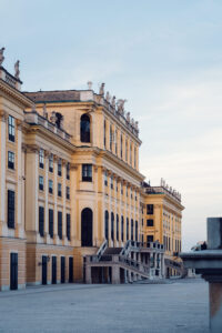 Ingresso posteriore del Palazzo di Schönbrunn con le mura gialle imperiali e la facciata sul giardino.