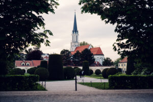 Campanile della chiesa parrocchiale di Hietzing visibile tra gli alberi del parco di Schönbrunn.