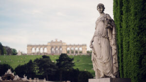 Vista panoramica dei giardini del Palazzo di Schönbrunn con parterre, fontana di Nettuno e Gloriette.