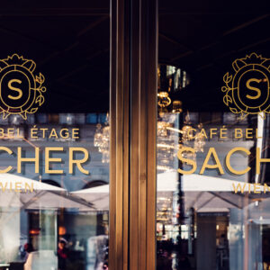 Porte d'entrée du Café Sacher Bel Étage, invitant les visiteurs à déguster un classique viennois.