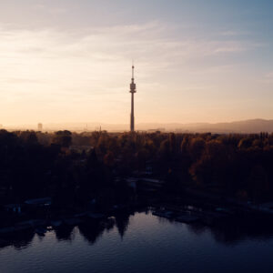 Donauturm in Wien, 252 Meter hoch mit Aussichtsplattform und Drehrestaurant über der Donau.