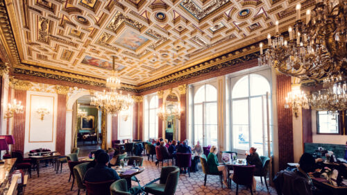 Stylish interior design at Gerstner K. u. K. Hofzuckerbäcker.