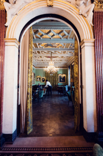 Decoración del interior de Gerstner K. u. K. Hofzuckerbäcker, que realza la experiencia refinada de la cafetería vienesa.