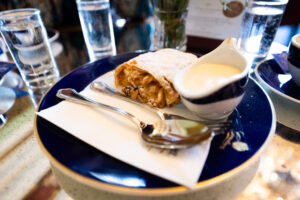 Traditioneller Wiener Apfelstrudel bei Gerstner K. u. K. Hofzuckerbäcker.