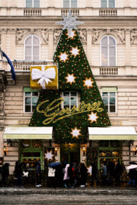 Eingang des Gerstner K. u. K. Hofzuckerbäcker in Wien mit festlicher Winterdekoration.