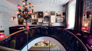 Opulentes Interieur bei Gerstner K. u. K. Hofzuckerbäcker mit historischem Mobiliar.