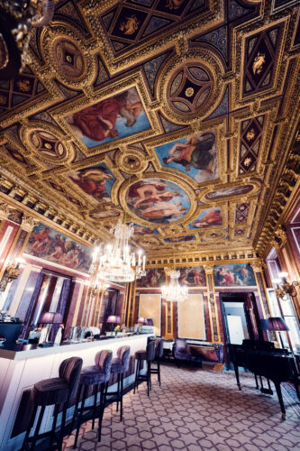 Interior sofisticado de Gerstner K. u. K. Hofzuckerbäcker, que invita a disfrutar de un toque de lujo.