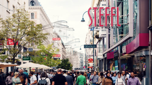 Summer promenade on Kärntner Straße.