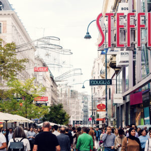 Sommerlicher Spaziergang auf der Kärntner Straße.