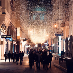 Weihnachtlich geschmückte Kohlmarkt-Straße in Wien mit festlicher Beleuchtung.