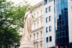 Historic architecture along Mariahilfer Straße in Vienna.