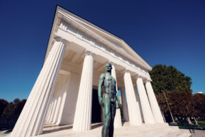 Theseustempel Vienna seen from the side with tall columns and stone steps.