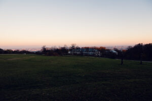 Inviting picnic area at Am Himmel, ideal for family gatherings and leisurely afternoons.