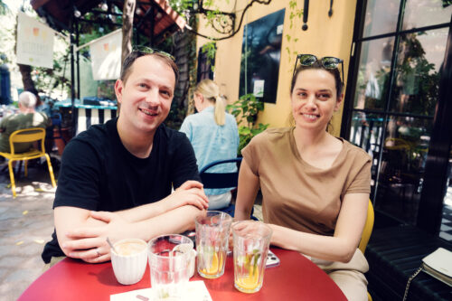 Romantic couple enjoying the garden atmosphere at Café Friedlich in Vienna.