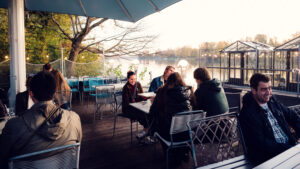 Waterfront terrace at Das Bootshaus with a clear view of the Alte Donau.