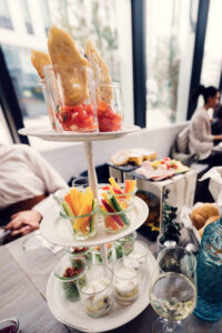 Escena de brunch de fin de semana en el Glashaus.