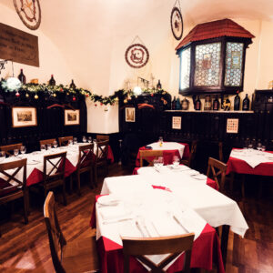 Intérieur chaleureux du Griechenbeisl, avec ses poutres en bois d'origine et son décor historique.
