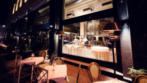 La cocina a la vista del Meissl & Schadn vista a través de las grandes ventanas hacia la Ringstrasse.