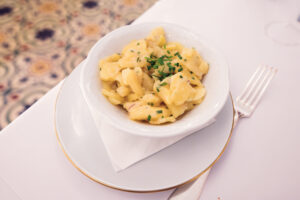 Ensalada de patata casera en el Meissl & Schadn, aderezada de forma tradicional y perfecta con el schnitzel.