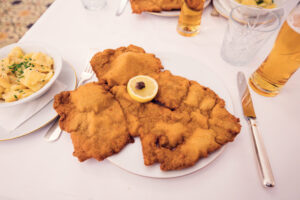 Schnitzel recién salido de la cocina del Meissl & Schadn, una obra maestra de la gastronomía vienesa.