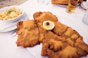 El famoso schnitzel extragrande del Meissl & Schadn, crujiente sobre porcelana blanca.