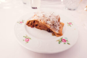 Strudel de manzana hecho a mano, servido en el Meissl & Schadn.