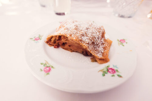 Strudel de manzana hecho a mano, servido en el Meissl & Schadn.