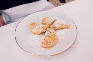Pasteles de ciruela caseros (Powidltascherl) con salsa de vainilla, un clásico dulce reinterpretado en el Meissl & Schadn.