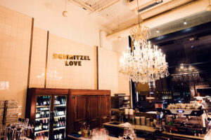 Ambiente nocturno en el bar del Meissl & Schadn.