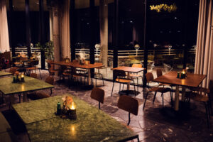 Mesa junto a la ventana en el Rondell Café con vista a las colinas de Viena.