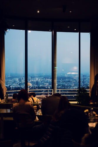 Vista panorámica de Viena a través de los grandes ventanales del Rondell Café.