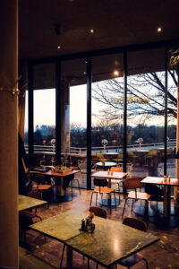 Comedor circular del Rondell Café con grandes ventanales con vista a Viena.