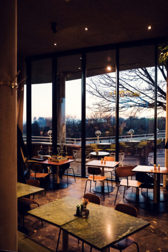 Comedor circular del Rondell Café con grandes ventanales con vista a Viena.