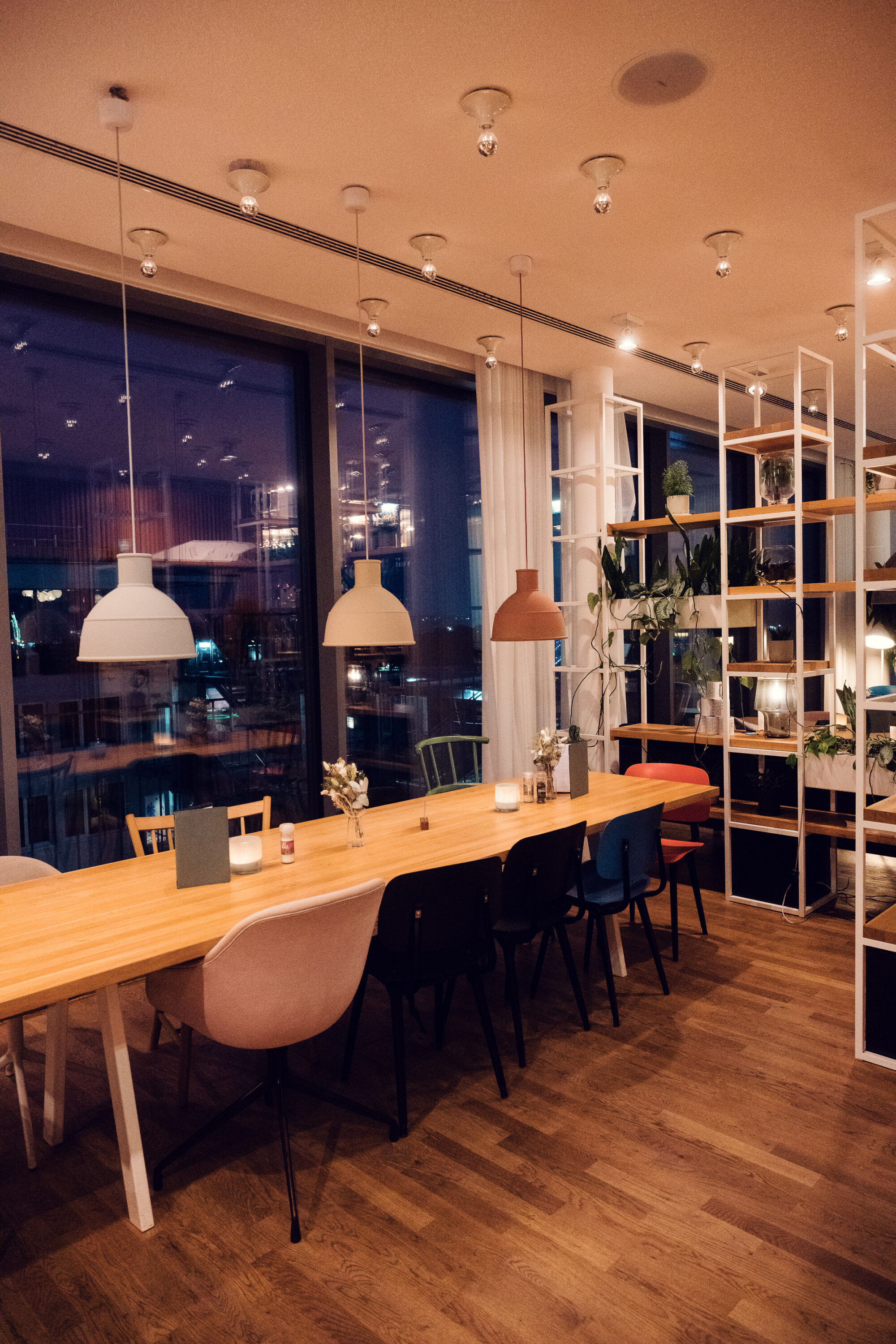 Industrial design meets cozy lounge atmosphere at ZOKU.