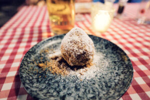 Marillenknödel maison saupoudrés de chapelure au Martin Sepp.