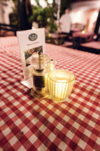 Table dressée avec nappe à carreaux au Martin Sepp.