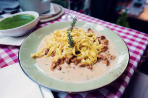 Eierschwammerl de saison en sauce à la crème au Martin Sepp.