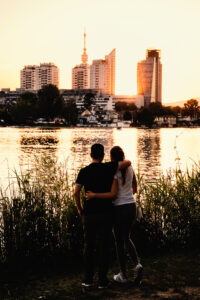 Abendblick auf die Wiener Stadtsilhouette von der Alten Donau mit Stadtentwicklung im warmen Sonnenuntergangslicht.