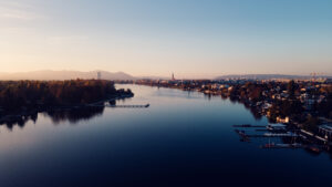 Alte Donau in Wien beim Sonnenuntergang mit warmem Abendlicht auf der ruhigen Wasseroberfläche.